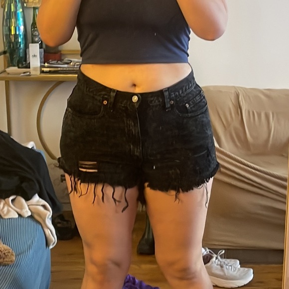 Distressed black Levi’s shorts - Picture 4 of 5